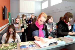 Фото к Школа юнкоров работает в Информационном центре по атомной энергии.