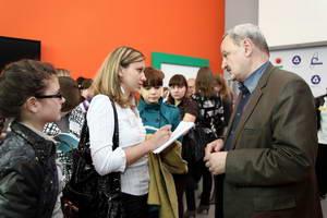 Фото к Школа юнкоров работает в Информационном центре по атомной энергии.