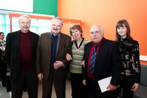 Фото к Школа юнкоров работает в Информационном центре по атомной энергии.