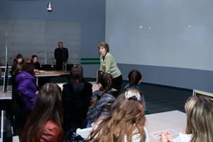 Фото к Школа юнкоров работает в Информационном центре по атомной энергии.