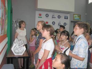 Фото к В ростовском информационном центре открылась новая экспозиция плакатов экологической направленности.