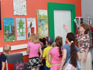 Фото к В ростовском информационном центре открылась новая экспозиция плакатов экологической направленности.