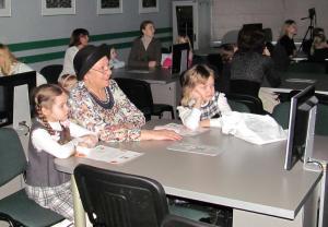 Фото к Детская художественная галерея в гостях у Информационного центра.