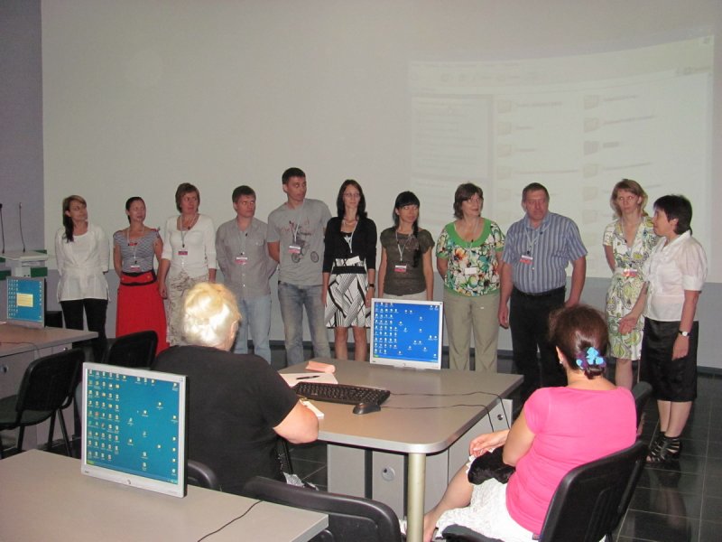 Фото к Дипломы участникам проекта по обучению компьютерной грамотности пожилых людей