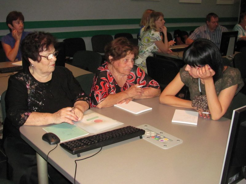 Фото к Дипломы участникам проекта по обучению компьютерной грамотности пожилых людей