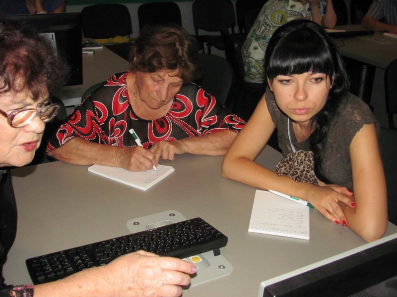 Фото к Дипломы участникам проекта по обучению компьютерной грамотности пожилых людей