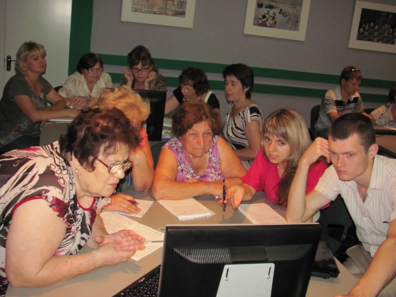 Фото к Дипломы участникам проекта по обучению компьютерной грамотности пожилых людей