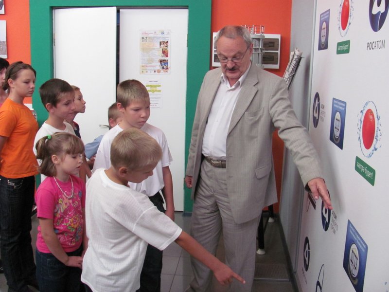 Фото к Социально-реабилитационный центр для несовершеннолетних в гостях у ростовского информационного центра по атомной энергии