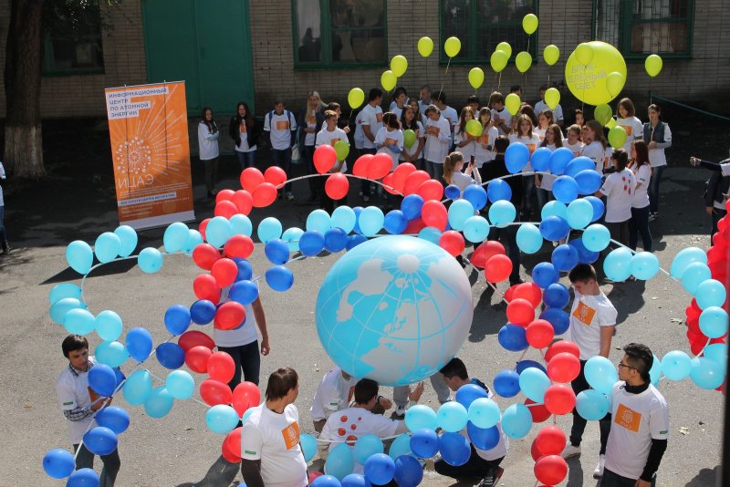 Фото к Более ста молодых ростовчан приняли участие в акции, посвященной шестидесятилетию атомной энергетики