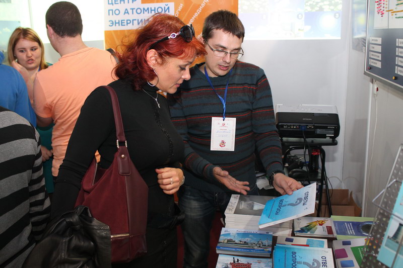 Фото к Более 25 тысяч человек могли ознакомиться с выставочным интерактивным стендом информационного центра по атомной энергии на V фестивале науки Юга России