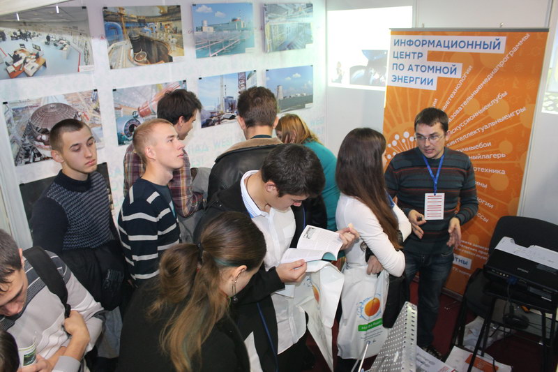 Фото к Более 25 тысяч человек могли ознакомиться с выставочным интерактивным стендом информационного центра по атомной энергии на V фестивале науки Юга России