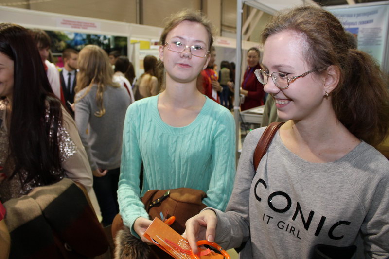 Фото к Более 25 тысяч человек могли ознакомиться с выставочным интерактивным стендом информационного центра по атомной энергии на V фестивале науки Юга России