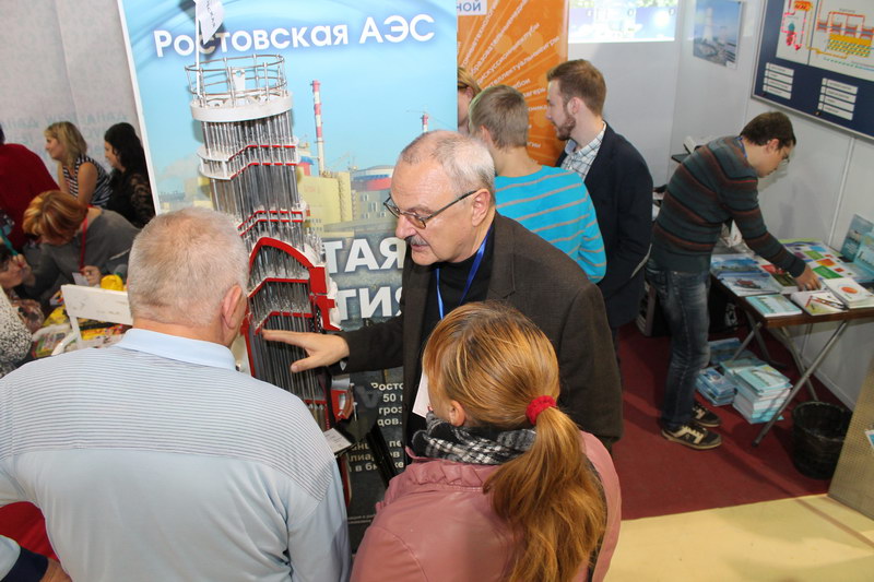 Фото к Более 25 тысяч человек могли ознакомиться с выставочным интерактивным стендом информационного центра по атомной энергии на V фестивале науки Юга России