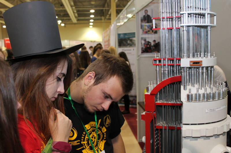 Фото к Более 25 тысяч человек могли ознакомиться с выставочным интерактивным стендом информационного центра по атомной энергии на V фестивале науки Юга России