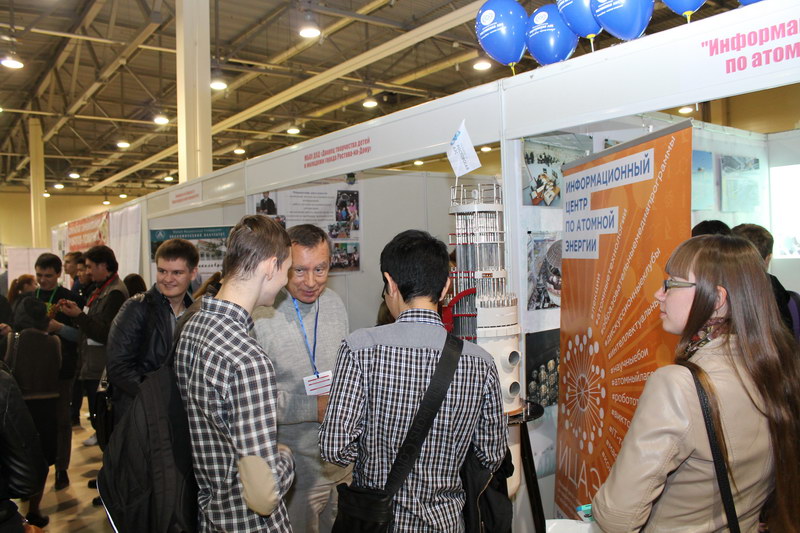 Фото к Более 25 тысяч человек могли ознакомиться с выставочным интерактивным стендом информационного центра по атомной энергии на V фестивале науки Юга России