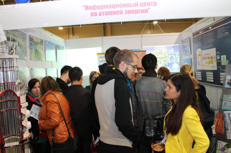Фото к Более 25 тысяч человек могли ознакомиться с выставочным интерактивным стендом информационного центра по атомной энергии на V фестивале науки Юга России
