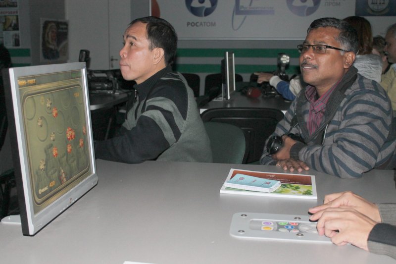 Фото к Большая группа иностранных журналистов посетила информационный центр по атомной энергии 