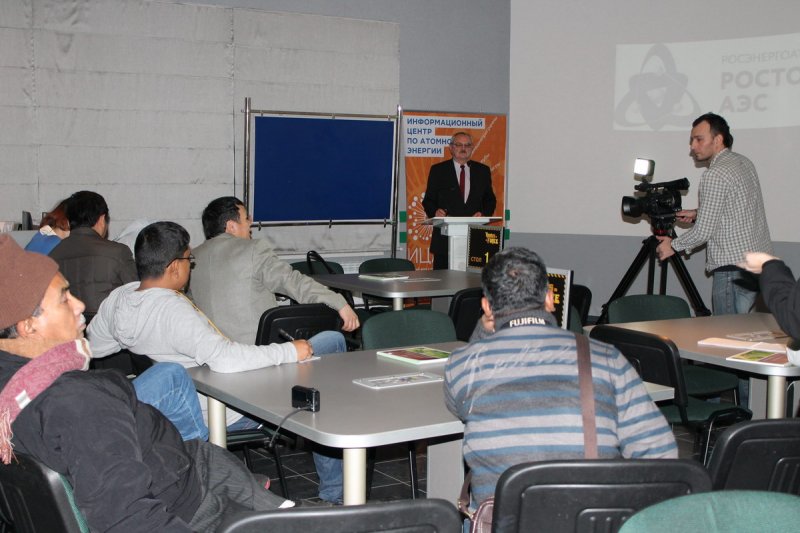 Фото к Большая группа иностранных журналистов посетила информационный центр по атомной энергии 