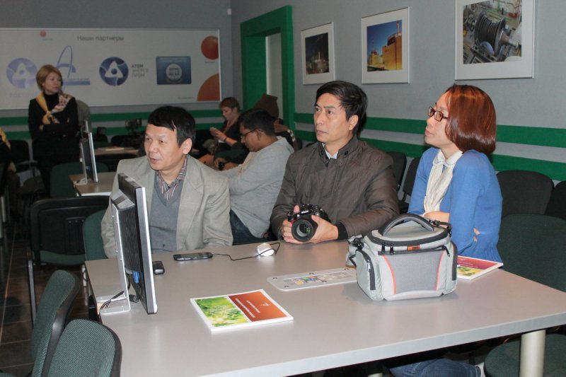 Фото к Большая группа иностранных журналистов посетила информационный центр по атомной энергии 