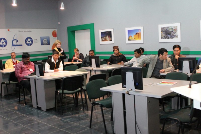 Фото к Большая группа иностранных журналистов посетила информационный центр по атомной энергии 