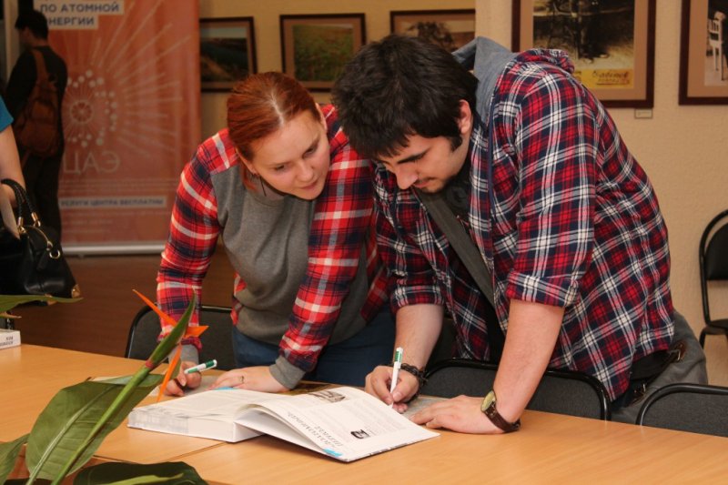 Фото к  Более 200 ростовчан посетили площадку ИЦАЭ «В гостях у ядерщика» в рамках всероссийской акции Библионочь-2015