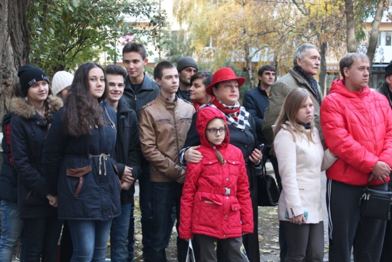Фото к В Ростове-на-Дону установлена мемориальная доска на доме, где жил академик Г. Н. Флёров